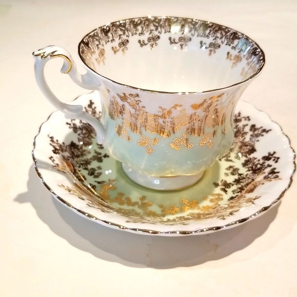 VINTAGE TEA CUP AND SAUCE - Picture 2 of 12